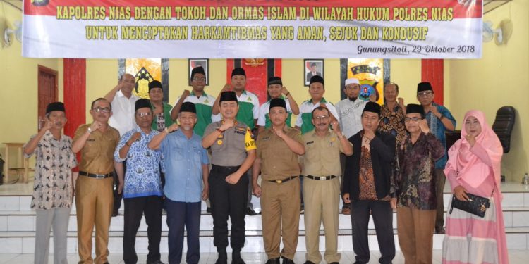 AKBP Deni Kurniawan Silaturahmi dengan Tokoh dan Ormas Islam di Nias AKBP Deni Kurniawan Silaturahmi dengan Tokoh dan Ormas Islam di Nias