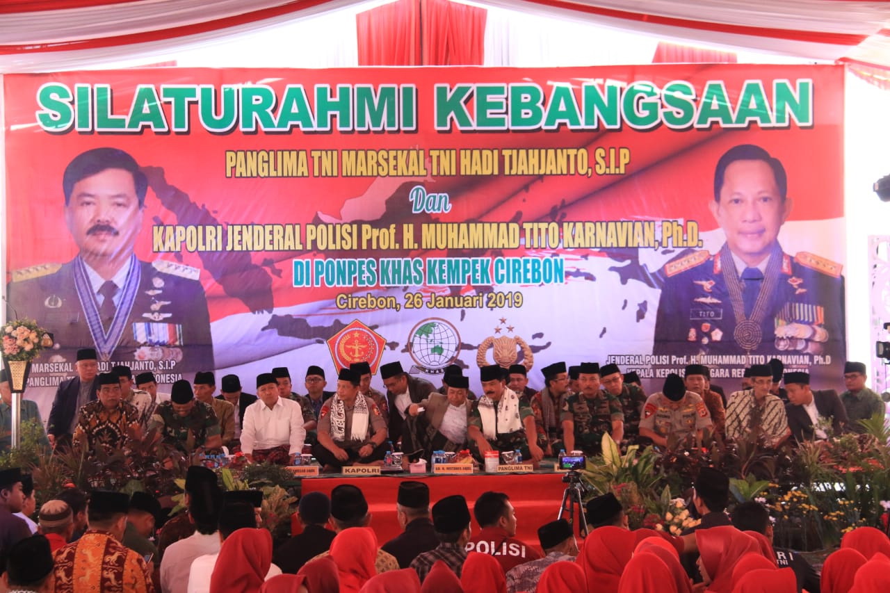 Kapolri dan Panglima TNI Hadiri Silaturahmi Kebangsaan di Ponpes Khas Kempek Kapolri dan Panglima TNI Hadiri Silaturahmi Kebangsaan di Ponpes Khas Kempek