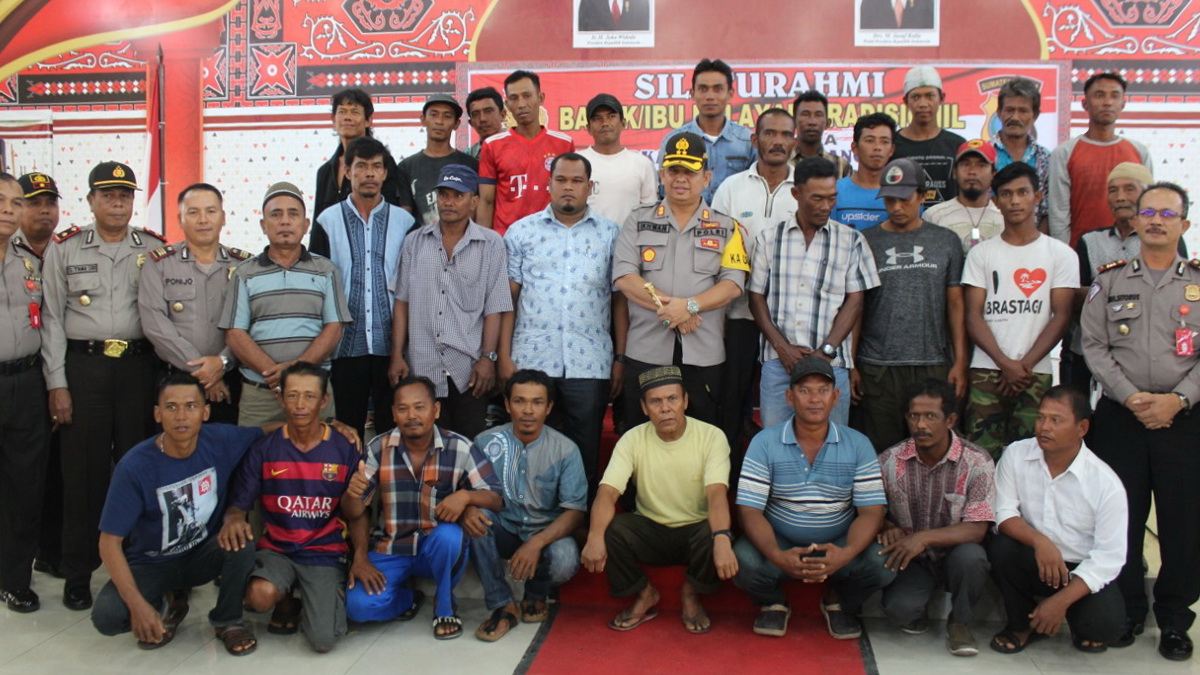 Polres Pelabuhan Belawan Silaturahmi dengan Masyarakat Nelayan Tradisional Polres Pelabuhan Belawan Silaturahmi dengan Masyarakat Nelayan Tradisional