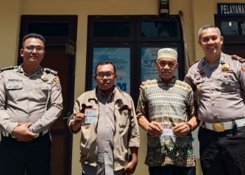 Berhasil Jawab Pertanyaan Kapoldasu, Dua Warga Mandailing Natal Dihadiahi SIM Gratis