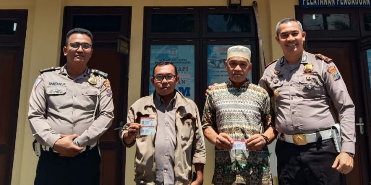 Berhasil Jawab Pertanyaan Kapoldasu, Dua Warga Mandailing Natal Dihadiahi SIM Gratis