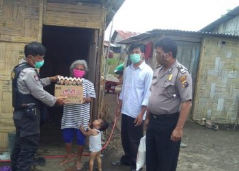 Kapolsek Dolok Silau Bagikan Sembako kepada Warga tak Mampu di Tengah Covid-19
