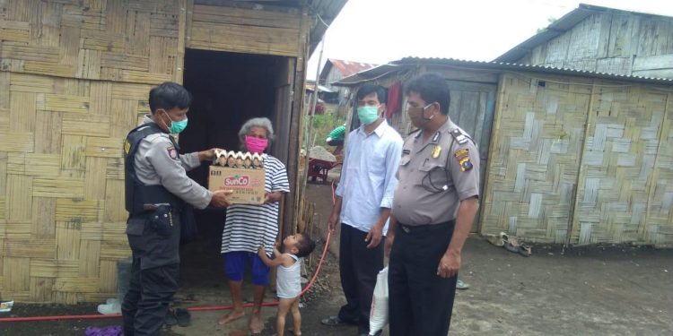 Kapolsek Dolok Silau Bagikan Sembako kepada Warga tak Mampu di Tengah Covid-19