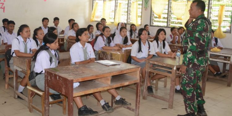 Di Simalungun, Siswa SMAN 1 Silau Kahean Dapat Pembinaan dari Tentara Yonif 125/ Simbisa Di Simalungun, Siswa SMAN 1 Silau Kahean Dapat Pembinaan dari Tentara Yonif 125/ Simbisa
