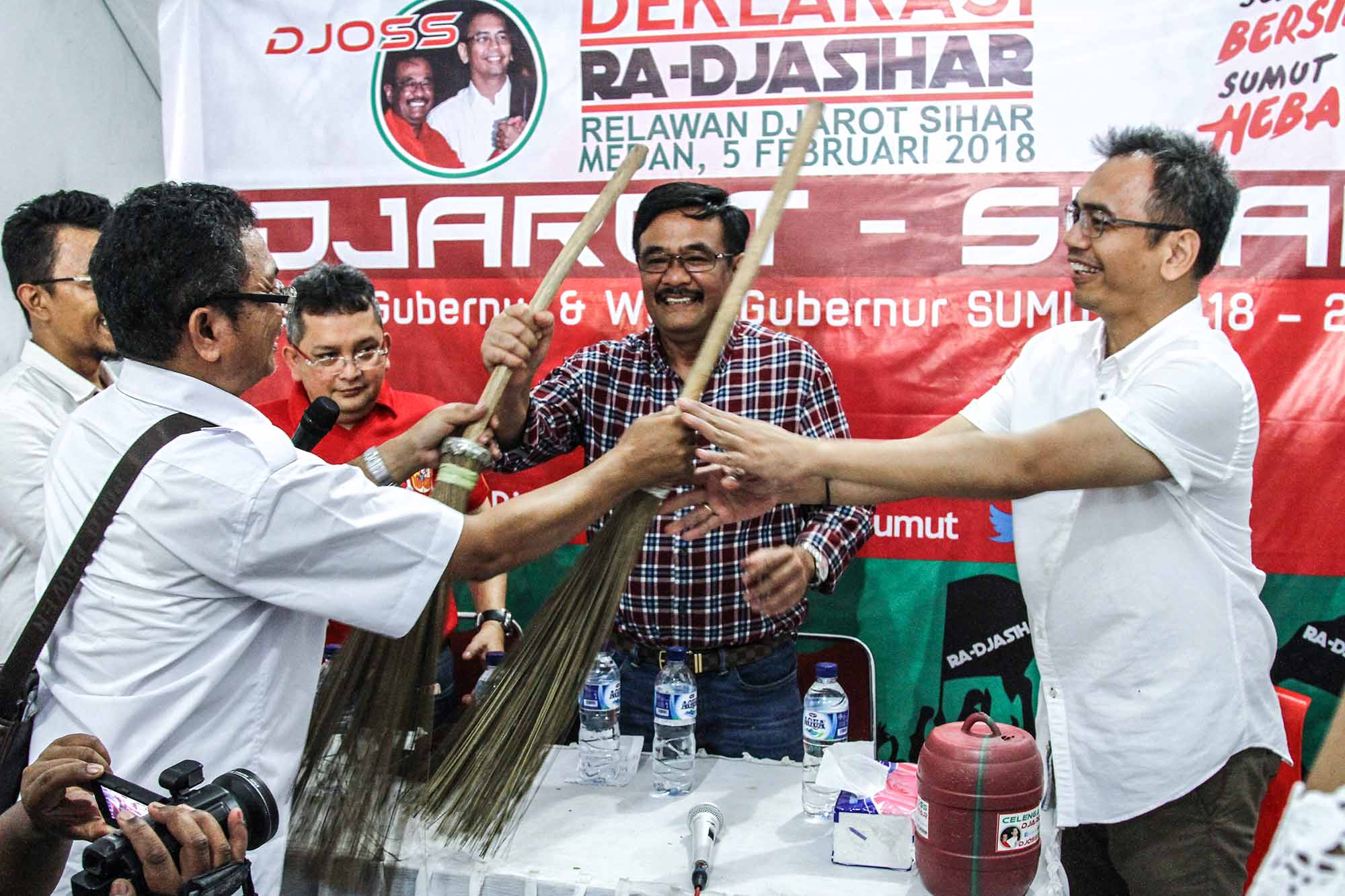 Relawan Kumpulkan Celengan Rakyat Untuk Djarot-Sihar Relawan Kumpulkan Celengan Rakyat Untuk Djarot-Sihar