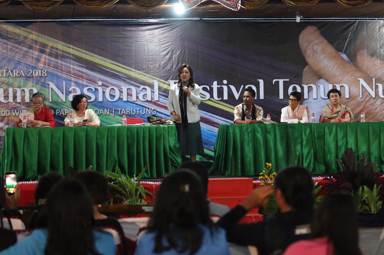 Meretas Ulos lewat Simposium Nasional Tenun Nusantara di Kawasan Danau Toba Meretas Ulos lewat Simposium Nasional Tenun Nusantara di Kawasan Danau Toba