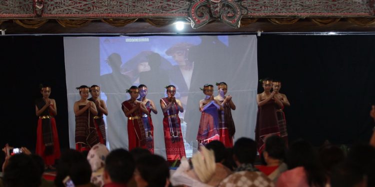 Meretas Ulos lewat Simposium Nasional Tenun Nusantara di Kawasan Danau Toba Meretas Ulos lewat Simposium Nasional Tenun Nusantara di Kawasan Danau Toba