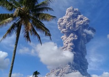 Gunung Sinabung Meletus dengan Tinggi Kolom Abu 7 Km