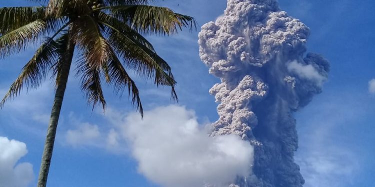 Gunung Sinabung Meletus dengan Tinggi Kolom Abu 7 Km Gunung Sinabung Meletus dengan Tinggi Kolom Abu 7 Km