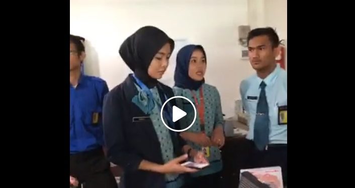 Ariesa Sinaga, Ibu Cantik Ini Dikerjai Lion Air Saat Bawa Anaknya Liburan. Videonya Bikin Geram Ariesa Sinaga, Ibu Cantik Ini Dikerjai Lion Air Saat Bawa Anaknya Liburan. Videonya Bikin Geram