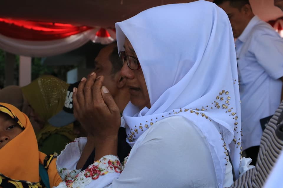 Taburan Bunga dan Jerit Tangis Keluarga Korban KM Sinar Bangun di Peresmian Monumen Taburan Bunga dan Jerit Tangis Keluarga Korban KM Sinar Bangun di Peresmian Monumen