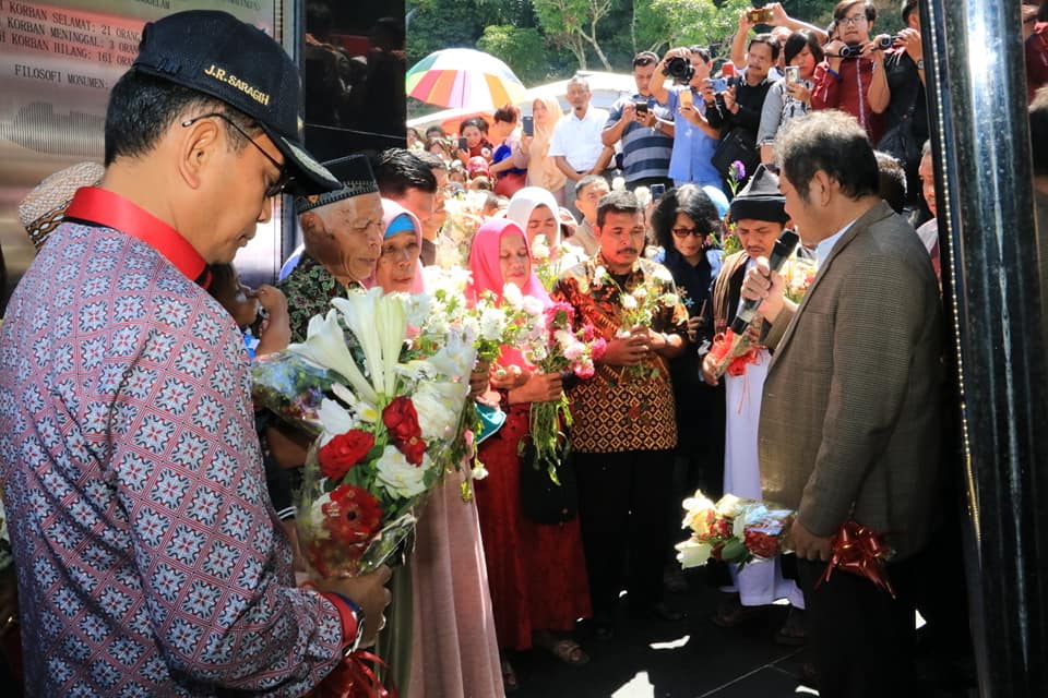 Taburan Bunga dan Jerit Tangis Keluarga Korban KM Sinar Bangun di Peresmian Monumen Taburan Bunga dan Jerit Tangis Keluarga Korban KM Sinar Bangun di Peresmian Monumen