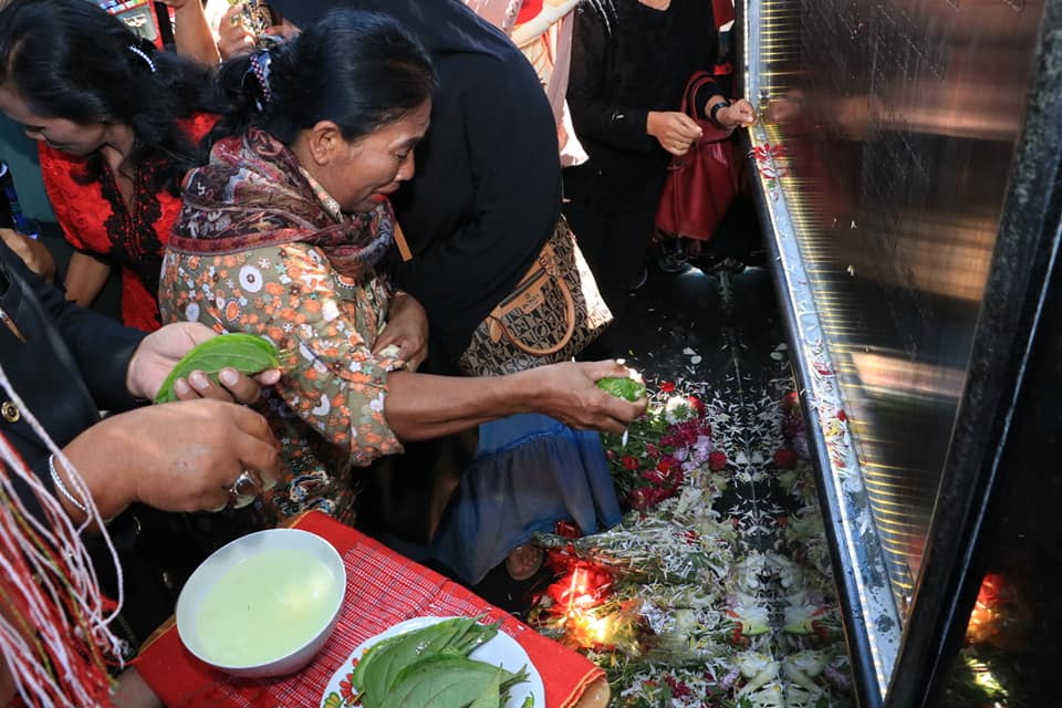 Taburan Bunga dan Jerit Tangis Keluarga Korban KM Sinar Bangun di Peresmian Monumen Taburan Bunga dan Jerit Tangis Keluarga Korban KM Sinar Bangun di Peresmian Monumen