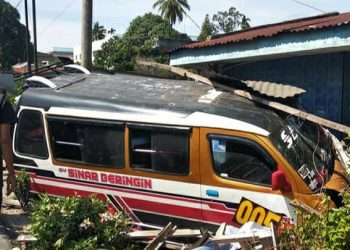 Hindari Sepedamotor, Angkot CV Sinar Beringin Seruduk Rumah Warga, Enam Orang Terluka
