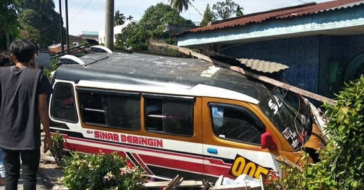 Hindari Sepedamotor, Angkot CV Sinar Beringin Seruduk Rumah Warga, Enam Orang Terluka Hindari Sepedamotor, Angkot CV Sinar Beringin Seruduk Rumah Warga, Enam Orang Terluka