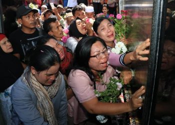 Taburan Bunga dan Jerit Tangis Keluarga Korban KM Sinar Bangun di Peresmian Monumen