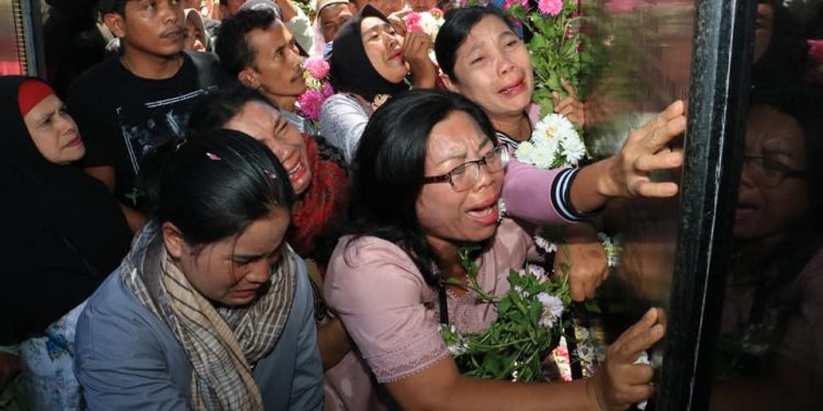 Taburan Bunga dan Jerit Tangis Keluarga Korban KM Sinar Bangun di Peresmian Monumen Taburan Bunga dan Jerit Tangis Keluarga Korban KM Sinar Bangun di Peresmian Monumen