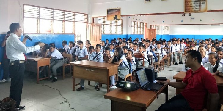 Selamatkan Generasi dari Bahaya Narkoba, Erwin Tito Harahap Sosialisasi di Depan Para Siswa