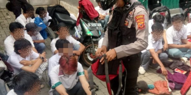 Puluhan Pelajar Diamankan, Sebilah Clurit Didapati dari Tas