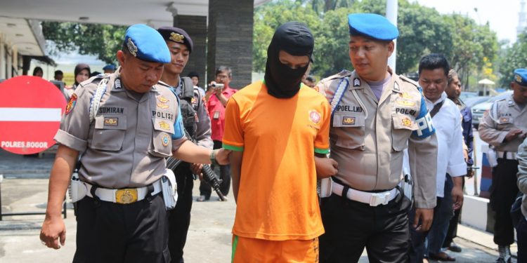 Dipertontonkan Video Porno, Seorang Bocah Disodomi lalu Dihabisi