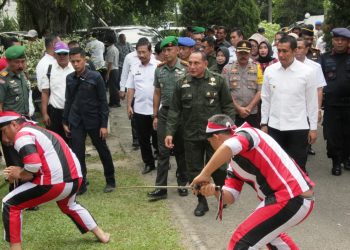 Gubsu Disambut Tortor Somba di Rumah Dinas Walikota Siantar