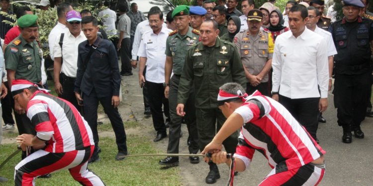 Gubsu Disambut Tortor Somba di Rumah Dinas Walikota Siantar
