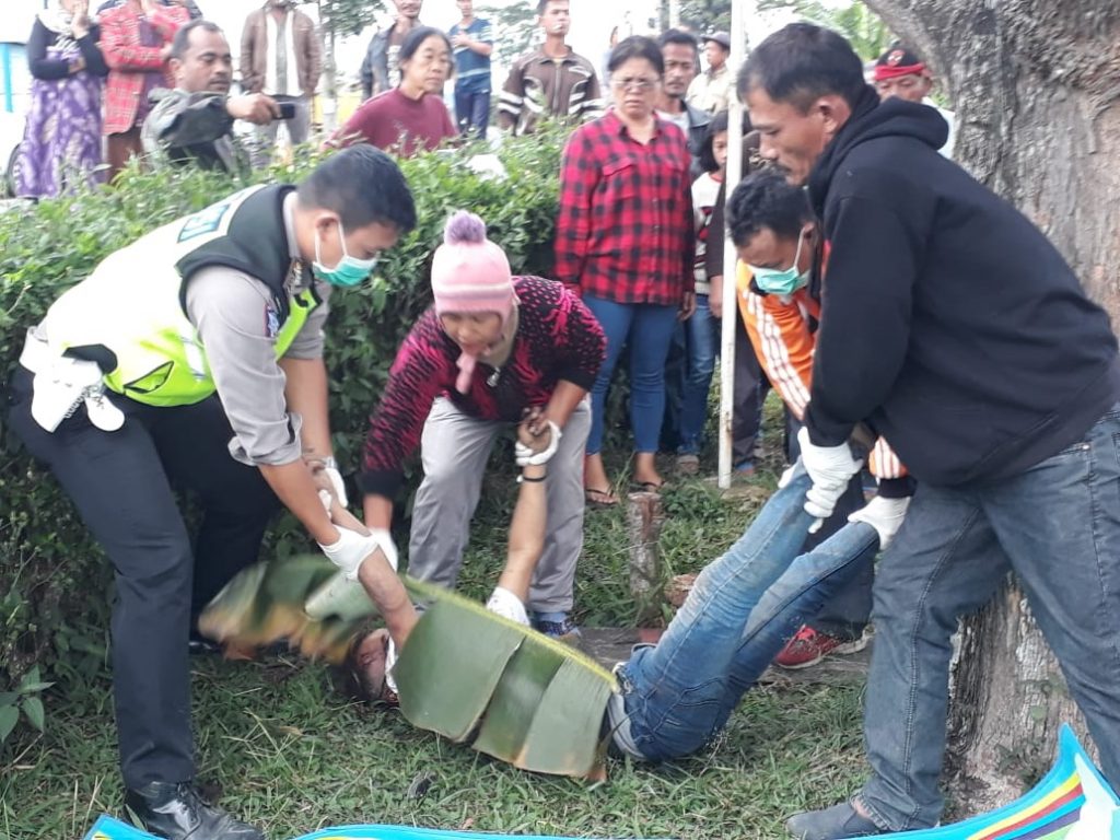 Tabrak Pohon di Depan Gereja, Pengendara Sonic Tewas: Rambut Pirang dan Pakai Anting di Sebelah Kiri Tabrak Pohon di Depan Gereja, Pengendara Sonic Tewas: Rambut Pirang dan Pakai Anting di Sebelah Kiri