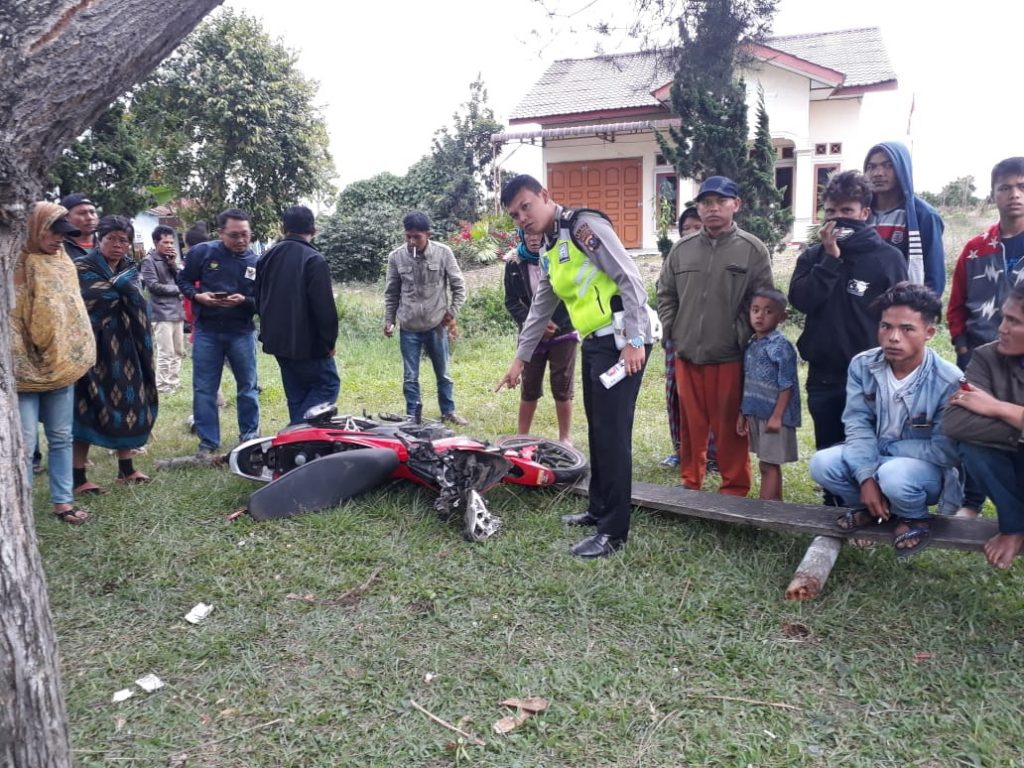Tabrak Pohon di Depan Gereja, Pengendara Sonic Tewas: Rambut Pirang dan Pakai Anting di Sebelah Kiri Tabrak Pohon di Depan Gereja, Pengendara Sonic Tewas: Rambut Pirang dan Pakai Anting di Sebelah Kiri