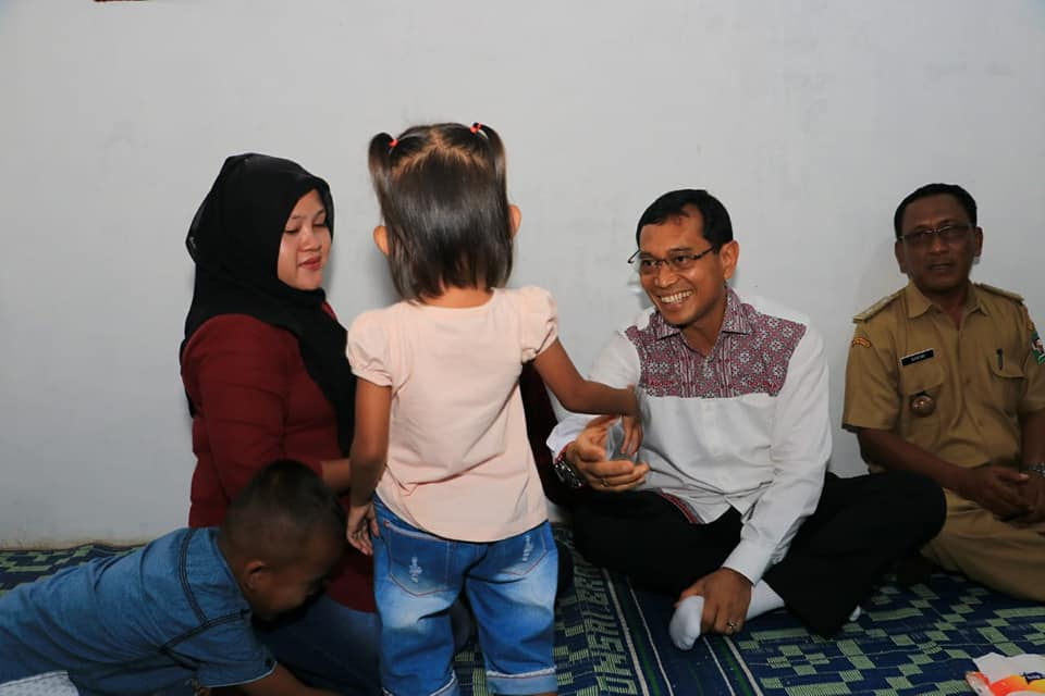 Bantu Penderita Stunting, Bupati Berikan Bantuan Rumah Layak Huni di Nagori Sahkuda Bayu Bantu Penderita Stunting, Bupati Berikan Bantuan Rumah Layak Huni di Nagori Sahkuda Bayu