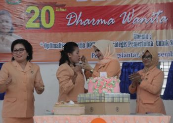 Yustina Riski Budi Utari Siregar Suapi Ny Betty Togar Sitorus