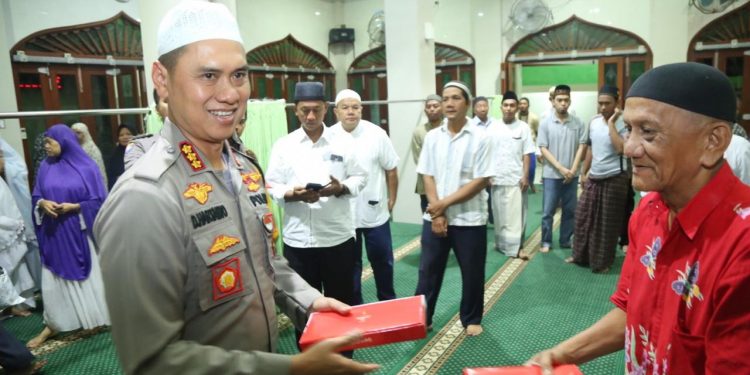 Kombes Pol Dadang Hartanto Sholat Subuh Berjamaah di Masjid Muhajirin lalu Beramah Tamah Kombes Pol Dadang Hartanto Sholat Subuh Berjamaah di Masjid Muhajirin lalu Beramah Tamah