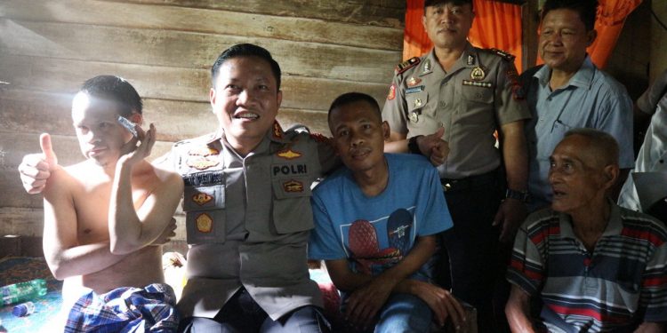 Istrinya Baru Meninggal, di Usianya yang Senja Sumanto Harus Merawat Dua Anaknya yang Keterbelakangan Mental Istrinya Baru Meninggal, di Usianya yang Senja Sumanto Harus Merawat Dua Anaknya yang Keterbelakangan Mental