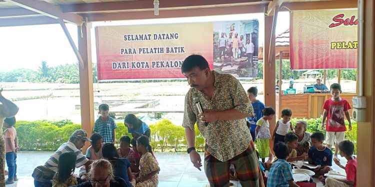 Mayjen (Purn) Sumiharjo Pakpahan Gelar Pelatihan Membatik di Simalungun