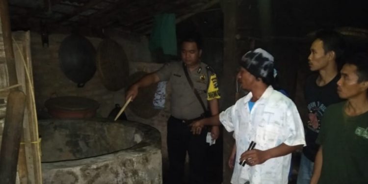 Awalnya Tidur Siang Bersama Suami lalu Nenek 70 Tahun Ditemukan Tewas di Dalam Sumur Awalnya Tidur Siang Bersama Suami lalu Nenek 70 Tahun Ditemukan Tewas di Dalam Sumur