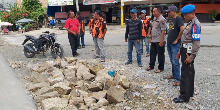 Polsek Perdagangan Gotong Royong Bersama Warga