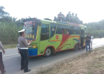 Tanggapi Laporan Masyarakat  Kanit Turjawali Tindak Supir Bus Nakal