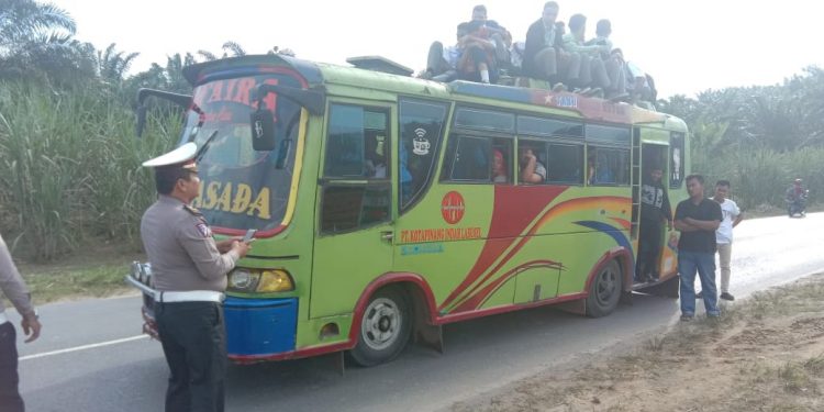 Tanggapi Laporan Masyarakat Kanit Turjawali Tindak Supir Bus Nakal Tanggapi Laporan Masyarakat Kanit Turjawali Tindak Supir Bus Nakal