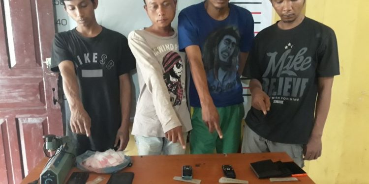 Polres Simalungun Bongkar Sindikat Peredaran Sabu, Tujuh Pria Diciduk dari Sejumlah Tempat di Siantar... Polres Simalungun Bongkar Sindikat Peredaran Sabu, Tujuh Pria Diciduk dari Sejumlah Tempat di Siantar...