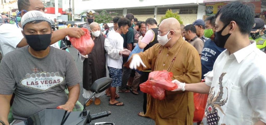 Walubi Siantar Bagikan Takjil di Jalan Sutomo Walubi Siantar Bagikan Takjil di Jalan Sutomo