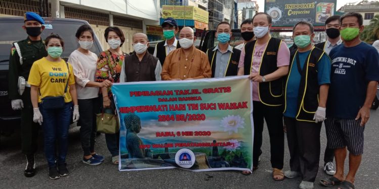 Walubi Siantar Bagikan Takjil di Jalan Sutomo Walubi Siantar Bagikan Takjil di Jalan Sutomo