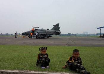 Pelajar dan Masyarakat Saksikan Dirgantara Air Show dan Latihan Maverick Skadron 12 di Lanud Soewondo