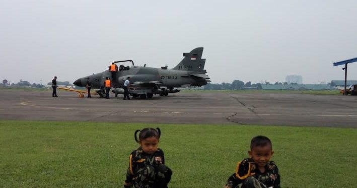 Pelajar dan Masyarakat Saksikan Dirgantara Air Show dan Latihan Maverick Skadron 12 di Lanud Soewondo Pelajar dan Masyarakat Saksikan Dirgantara Air Show dan Latihan Maverick Skadron 12 di Lanud Soewondo