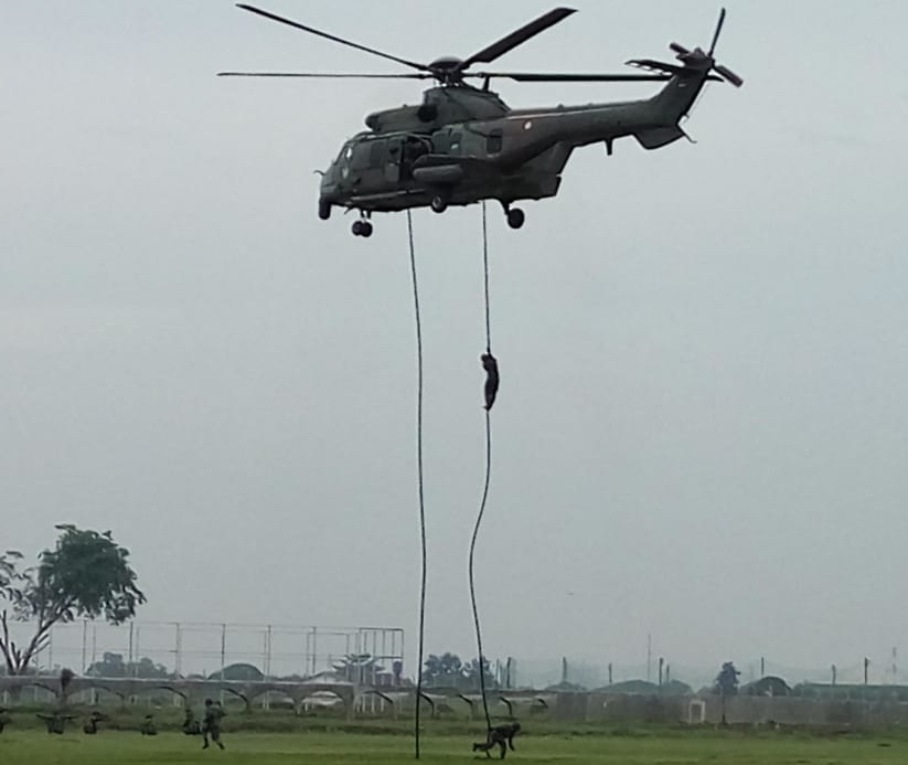 Pelajar dan Masyarakat Saksikan Dirgantara Air Show dan Latihan Maverick Skadron 12 di Lanud Soewondo