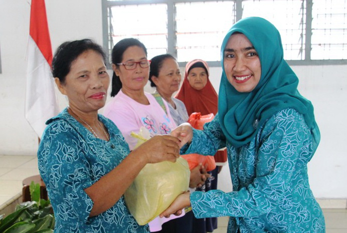 Ibu Petugas Parkir dan Kebersihan di Siantar Terima Bingkisan saat Peringatan Hari Ibu ke-91 Ibu Petugas Parkir dan Kebersihan di Siantar Terima Bingkisan saat Peringatan Hari Ibu ke-91