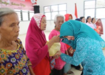 Ibu Petugas Parkir dan Kebersihan di Siantar Terima Bingkisan saat Peringatan Hari Ibu ke-91