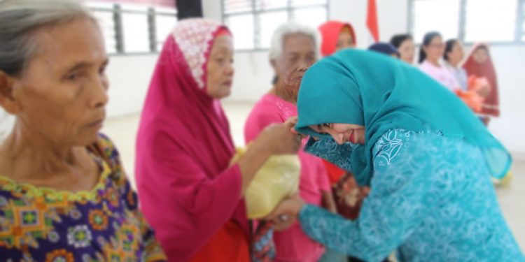Ibu Petugas Parkir dan Kebersihan di Siantar Terima Bingkisan saat Peringatan Hari Ibu ke-91 Ibu Petugas Parkir dan Kebersihan di Siantar Terima Bingkisan saat Peringatan Hari Ibu ke-91