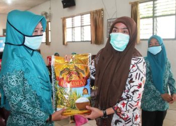 Syahputri Hutabarat Serahkan 125 Paket Sembako Bantuan TP PKK Sumut kepada Kader TP PKK Siantar