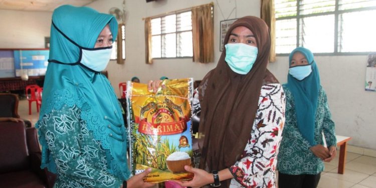 Syahputri Hutabarat Serahkan 125 Paket Sembako Bantuan TP PKK Sumut kepada Kader TP PKK Siantar