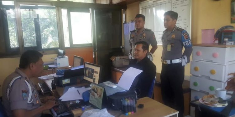 AKBP Yusuf, Pukul dan Tendang 2 Ibu dan Seorang Anak Usia 12 Tahun AKBP Yusuf, Pukul dan Tendang 2 Ibu dan Seorang Anak Usia 12 Tahun