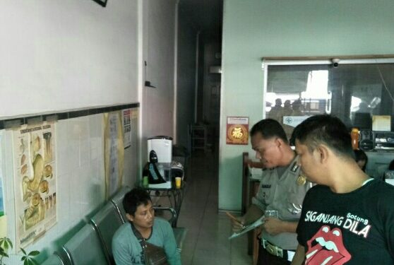 Tabrak Angkot, Sales Perabot Masuk Rumah Sakit